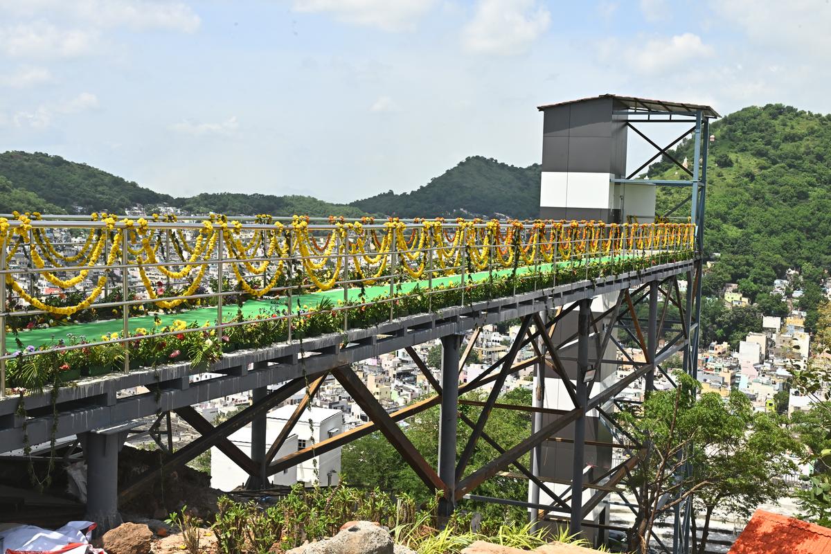 पहाड़ी के ऊपर गांधी स्तूप तक आसान पहुंच प्रदान करने के लिए एक 120 फुट का रैंप स्थापित किया गया।